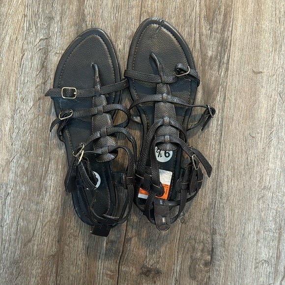 REACTION BY KENNETH COLE DARK BROWN SANDALS (9.5) - Picture 1 of 6